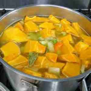 pumpkin-soup-pot